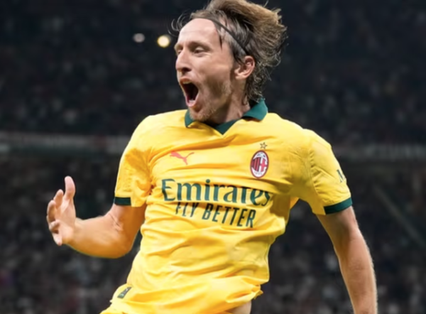 兰州配资平台 7万人面前 40岁魔笛狂奔庆祝！米兰第1球+获MVP 队友崇拜